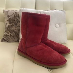 Red Ugg’s size 6